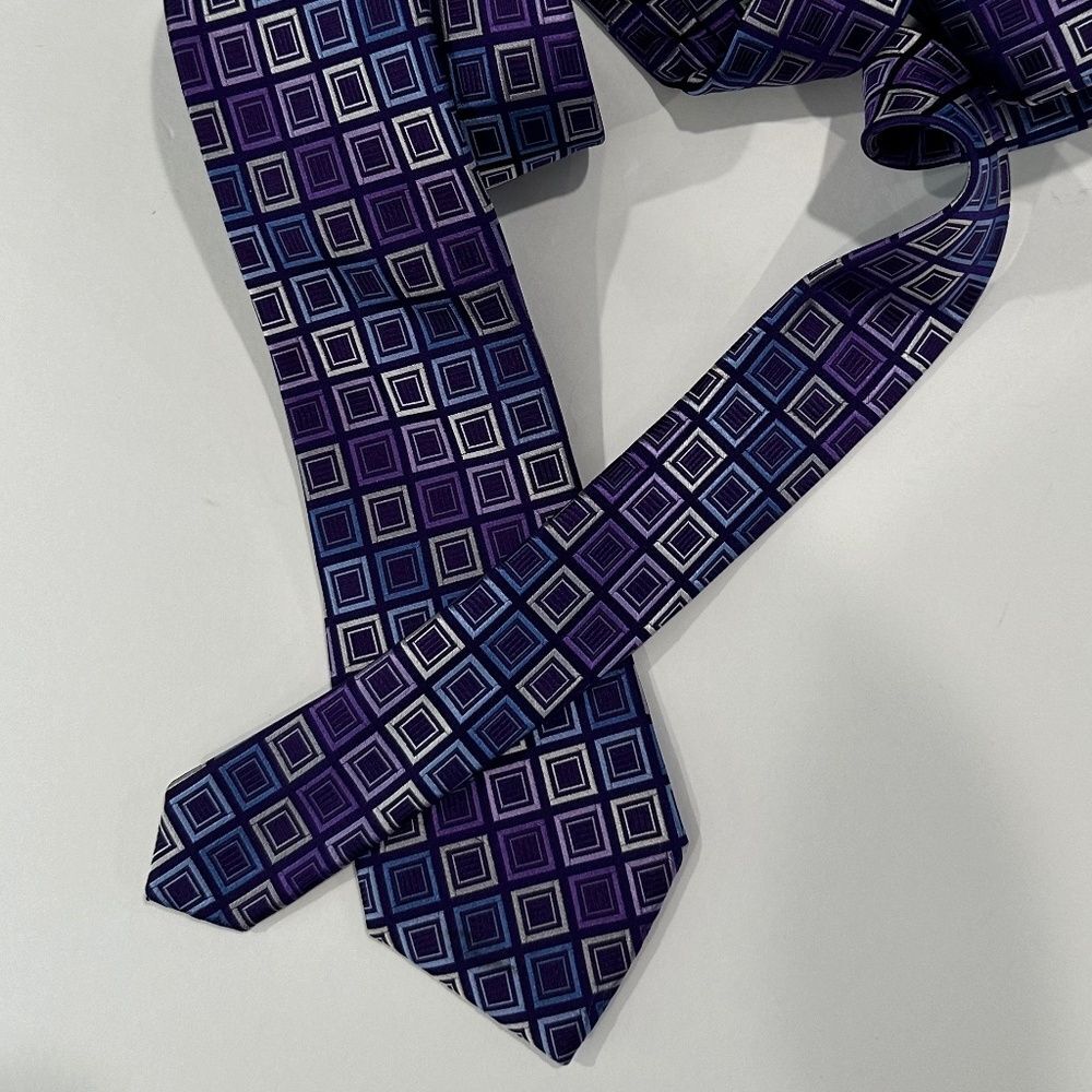 Men's MICHAEL KORS classic neck tie.